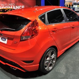 04-ford-fiesta-st-5-door-la.jpg