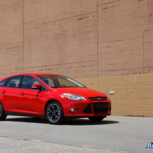 2012-ford-focus-se-photo-459376-s-986x603.jpg